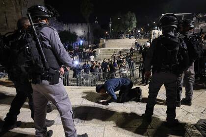Fuerzas de seguridad israelíes reprimen una protesta palestina en Jerusalén Este
