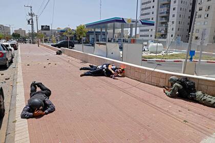 Fuerzas de seguridad israelíes se cubren en Ashkelon