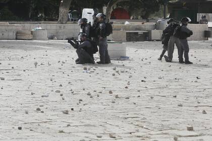 Fuerzas de seguridad israelíes toman posición durante el enfrentamiento con manifestantes palestinos en el complejo de la Mezquita de Al-Aqsa, el 10 de mayo de 2021