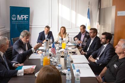 Fuerzas de seguridad y autoridades judiciales de la Ciudad de Buenos Aires, provinica de Buenos Aires, de Nación y de las provincias donde hubo allanamientos trabajaron conjuntamente con le Embajada de Estados Unidos para encontrar a lso responsables de los ilícitos contra menores