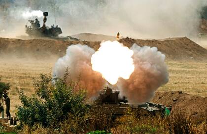 Fuerzas del Ejército ​​israelí disparan proyectiles de artillería hacia la Franja de Gaza. El conflicto se extendió durante 11 días