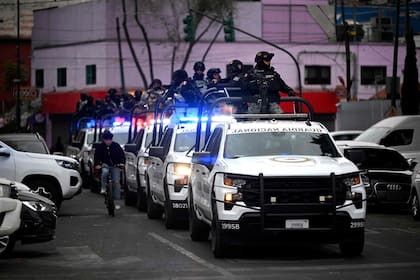 Fuerzas especiales de la Guardia Nacional Mexicana patrullan los alrededores de la sede de la Fiscalía Especializada en Delincuencia Organizada (FEMDO)