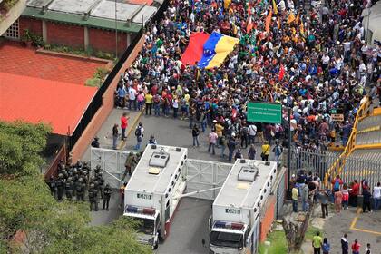 Fuerzas gubernamentales frenan una marcha opositora ayer en Caracas