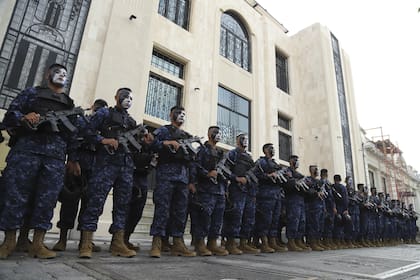 Fuerzas militares se encuentran afuera del Palacio Nacional antes de la toma de posesión del presidente de El Salvador, Nayib Bukele, para un segundo mandato en San Salvador, El Salvador, el sábado 1 de junio de 2024.