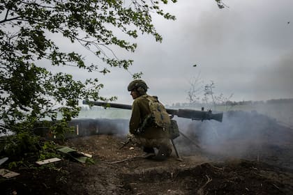 Fuerzas ucranianas en posiciones en el frente en Bakhmut. (Tyler Hicks/The New York Times)