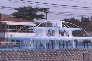 Fuete congelada en una de las rotondas de Villa Giardino en Córdoba.