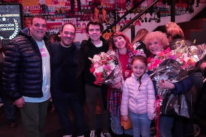 Fugazot junto a sus compañeros de elenco y a su nieta, Sofía