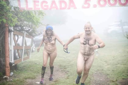 "Fui a buscar la experiencia para contarte a vos que leés, probablemente vestido, esta crónica. Y descubrí que por más que escriba, la experiencia hay que vivirla", dice el cronista.