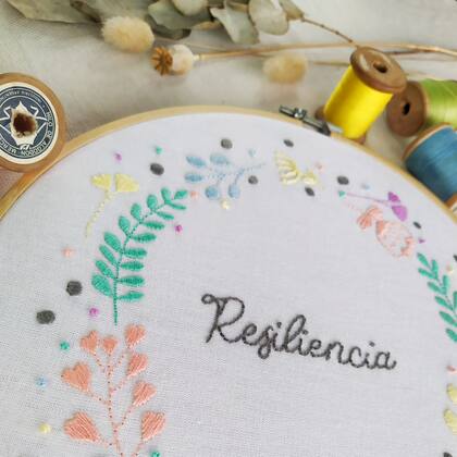 "Fui a una mercería, compré lanas de mil colores y empecé un amor que ni siquiera sospechaba cuánto amaba: redescubrí el bordado en mis 30's y fue mágico".