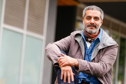 "Fui mozo, taxista, vendedor ambulante, saqué fotos en una plaza. Y mientras hacía teatro y no ganaba un peso (risas). Me fui a España a los 31 años con una obra de teatro y estando allá me llamaron para hacer el casting de Ay Juancito, y me volví", recuerda