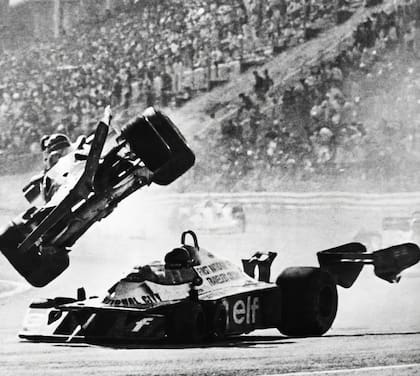 Fuji 1977: la Ferrari de Gilles Villeneuve empieza a volar tras tocar el Tyrrell de Ronnie Peterson