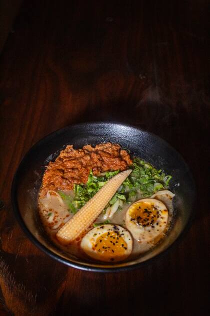 Fukuro Noodle Bar lanza su versión tsukemen del ramen en el que los fideos se sirven aparte, fríos o a temperatura ambiente; esto permite una sensación más liviana y abre el juego a toppings cambiantes, desde huevo marinado hasta carnes y vegetales