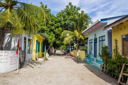 Fulidhoo, es una de las tantas islas de Maldivas, reconocida por sus casas coloridas y sus fuertes tradiciones locales.