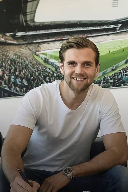 Füllkrug firma con la imagen del estadio de Werder Bremen como fondo.