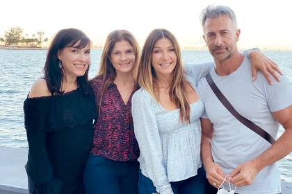 Vicky y Jenny Fulop posan con Cathy y Osvaldo. Uno de los recuerdos de tantos momentos de felicidad compartidos.