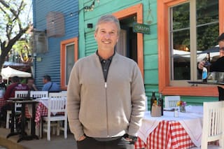 Es argentino, creó un restaurante en un conventillo y lo agrandó tras recuperar una casa usurpada por 10 años
