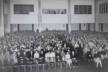 Función de cine en el comedor de la fábrica de Alpargatas de la calle Azara, en Barracas