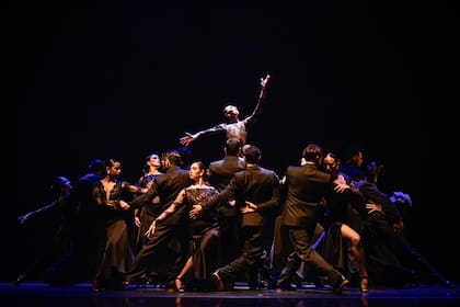 Función del Ballet Folklórico Nacional con su espectáculo "Enlazados", en el Palacio Libertad.