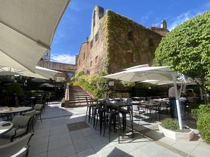 Funciona en su patio a cielo descubierto, con una carta donde la carne a la parrilla cobra protagonismo