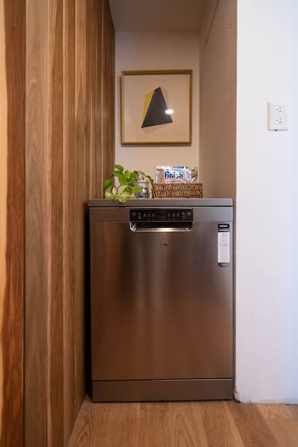 Funcional sin perder estilo: esta cocina demuestra que el confort y la estética pueden convivir incluso en espacios compactos.