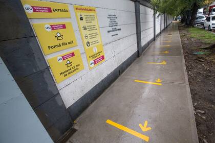 En el exterior de las Unidades Febriles, las líneas amarillas marcan la distancia que los pacientes deben tener a la hora de esperar el turno para ingresar