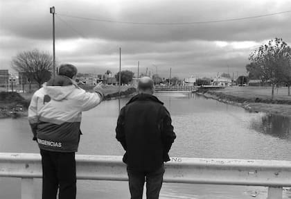 Funcionarios de la provincia y del municipio de Jun?n monitorean el r?o Salado