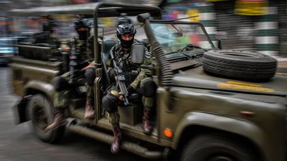 Funcionarios de seguridad dijeron que la gigante favela Rocinha, en Río de Janeiro, volvió a estar bajo control el sábado después de que cientos de soldados y policías fueran enviados a combatir traficantes de drogas fuertemente armados