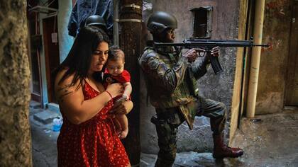 Funcionarios de seguridad dijeron que la gigante favela Rocinha, en Río de Janeiro, volvió a estar bajo control el sábado después de que cientos de soldados y policías fueran enviados a combatir traficantes de drogas fuertemente armados