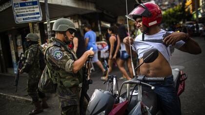 Las tropas de reacción rápida BEPE, de Brasil, en la favela Rocinha