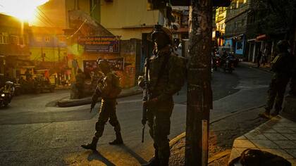Miembros del ejercito brasilero montan guardia en la Rocinha