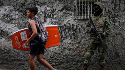 Funcionarios de seguridad dijeron que la gigante favela Rocinha, en Río de Janeiro, volvió a estar bajo control el sábado después de que cientos de soldados y policías fueran enviados a combatir traficantes de drogas fuertemente armados