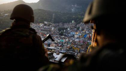Funcionarios de seguridad dijeron que la gigante favela Rocinha, en Río de Janeiro, volvió a estar bajo control después de que cientos de soldados y policías fueran enviados a combatir traficantes de drogas fuertemente armados