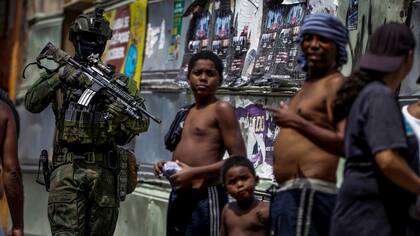 Funcionarios de seguridad dijeron que la gigante favela Rocinha, en Río de Janeiro, volvió a estar bajo control el sábado después de que cientos de soldados y policías fueran enviados a combatir traficantes de drogas fuertemente armados