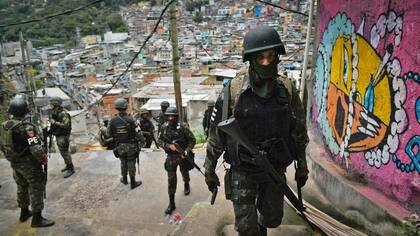 La policía militarizada patrulla en la favela Rocinha