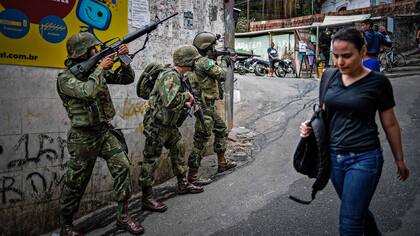 Miembros de la policía y de las fuerzas armadas participan en una operación para combatir a los narcotraficantes en la favela de Rocinha en Río de Janeiro