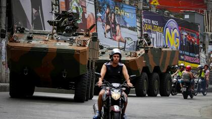 Un vehículo militar durante una operación después de violentos enfrentamientos entre bandas de drogas en la Rocinha, en Río de Janeiro