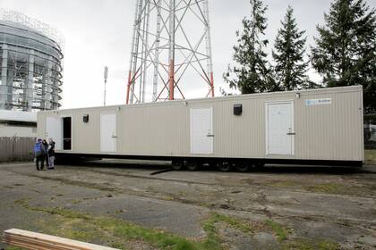 Funcionarios del condado de King, en Seattle, inspeccionan los 18 módulos de aislamiento para pacientes con coronavirus