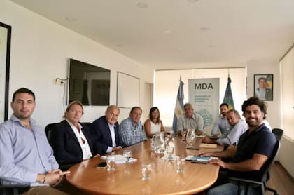 Funcionarios del gobierno bonaerense junto a los dirigentes ruralistas de la Sociedad Rural Argentina (SRA), Federación Agraria Argentina (FAA) y Coninagro