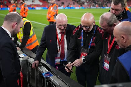 Funcionarios inspeccionan la valla publicitaria después de que el jugador del Galatasaray, Noa Lang, sufriera una seria lesión en un dedo