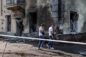 Rusia atacó una céntrica plaza en Ucrania: causó 7 muertos, entre ellos un niño de 6 años