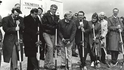 Funcionarios locales cavan simbólicamente los primeros cimientos del nuevo Valmeyer en diciembre de 1993