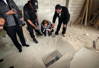 Funcionarios mexicanos observan la salida del túnel por donde escapó "el Chapo" Guzmán