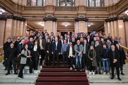 Funcionarios, productores, actores y realizadores en la presentación de esta iniciativa para fomentar la producción audiovisual y a la ciudad como escenario