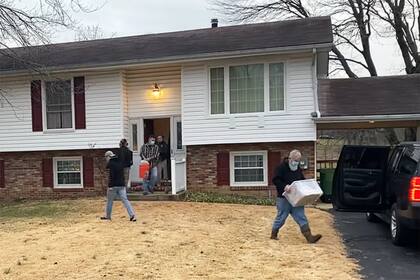 Funcionarios retiran serpientes de una casa en Maryland en enero.