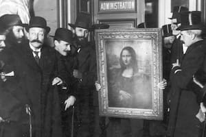 Funcionarios reunidos en torno a la "Mona Lisa" de Leonardo, a su regreso a París, tras ser robada del Louvre por Vincenzo Peruggia