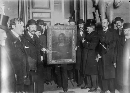 Funcionarios se reúnen alrededor de la Mona Lisa de Leonardo Da Vinci cuando fue regresada a París, el 4 de enero de 1914