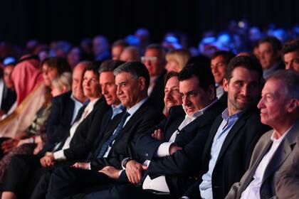 Funcionarios y autoridades siguieron los discursos desde la primera fila