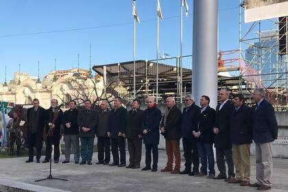 Funcionarios y dirigentes en el acto tras el corte de cintas