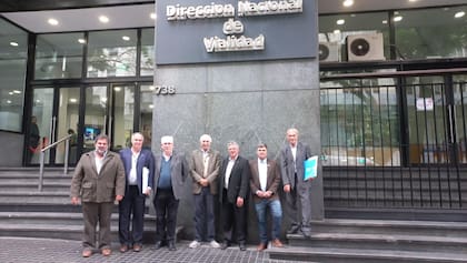 Funcionarios y dirigentes ruralistas luego de la firma de la cesión del terreno por parte de Vialidad