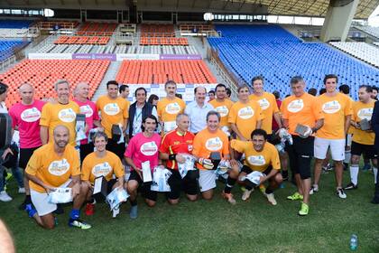 Funcionarios y ex futbolistas profesionales jugaron un partido amistoso en el estadio Malvinas Argentinas